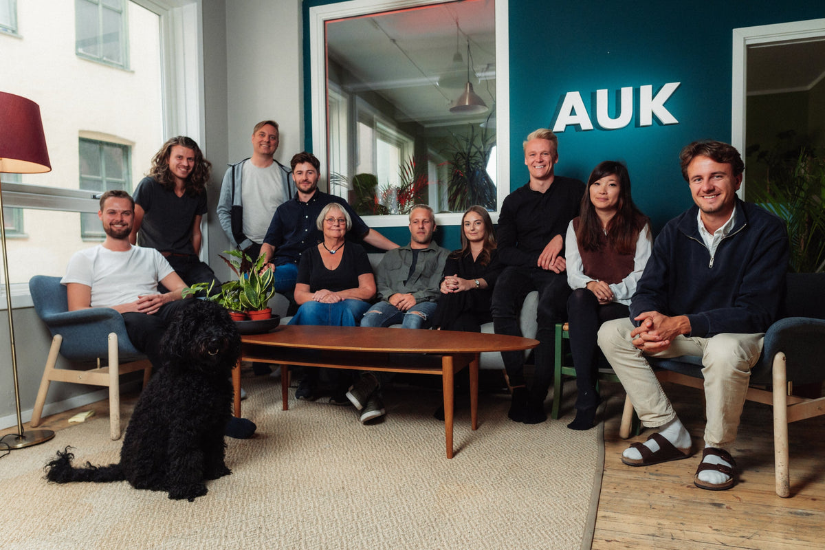 Foto · Auk-teamet i de første dagene – verksted, kjøkkenbord og prototyper overalt
