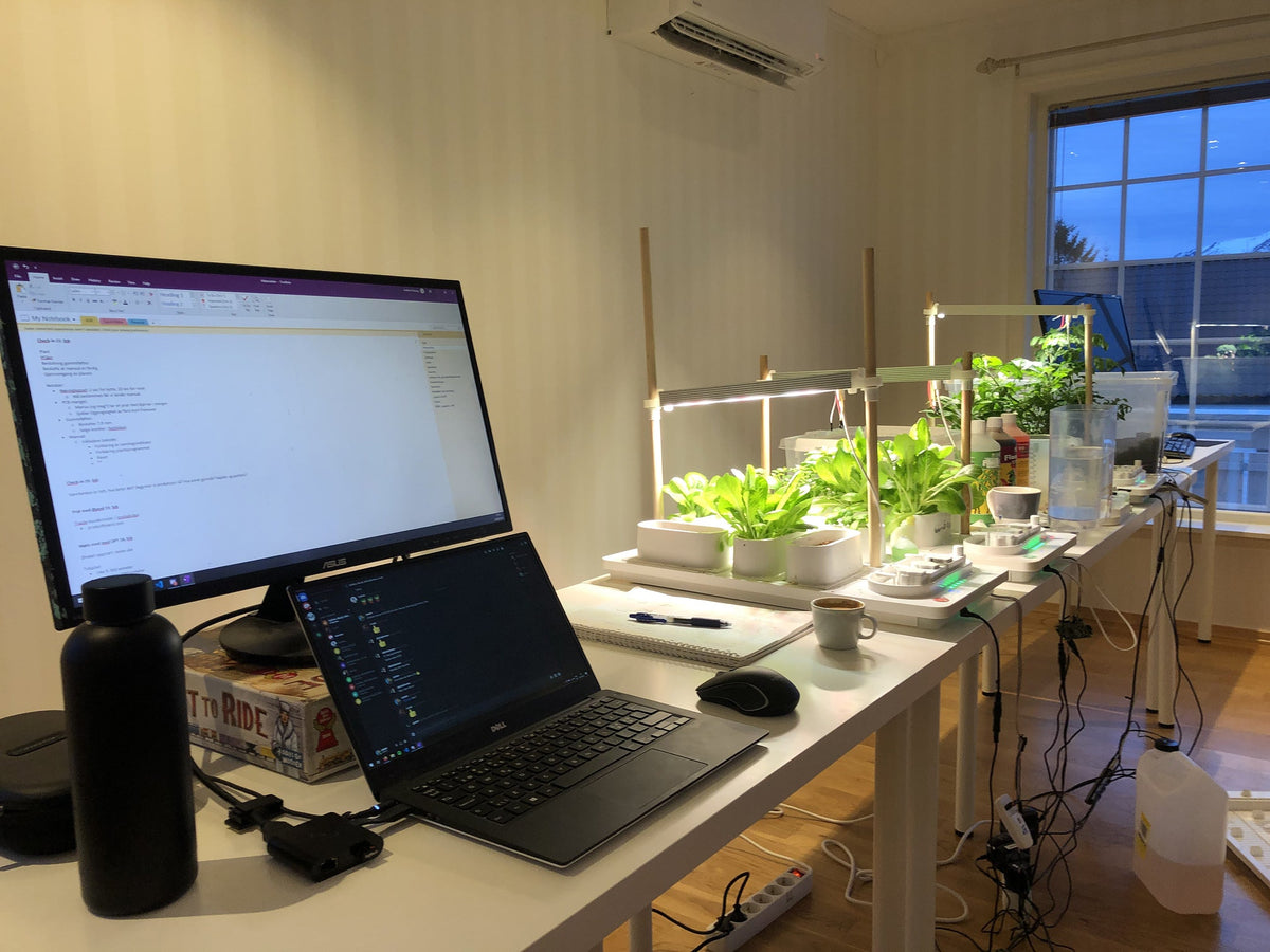 Foto · teamet i arbeid – sene kvelder, whiteboardtavler og prototyper overalt